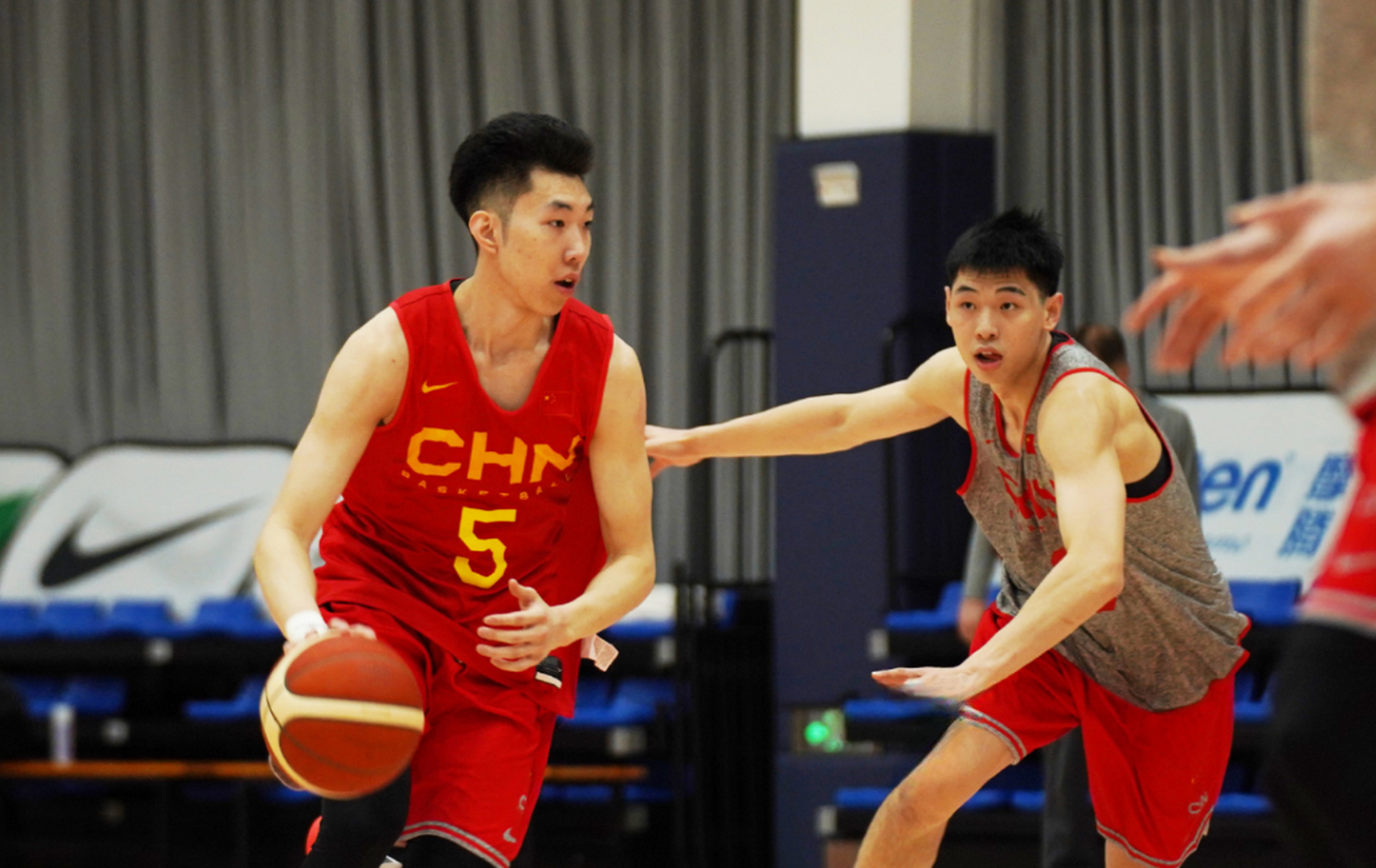 CBA球员集训备战，展现团队合作精神的简单介绍