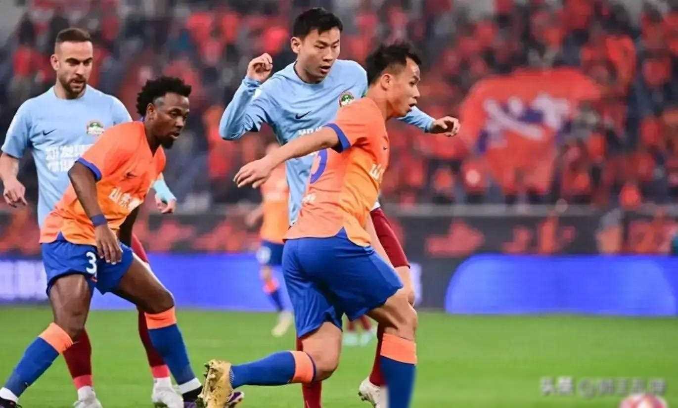 比赛中的失误频发，球队反复调整策略