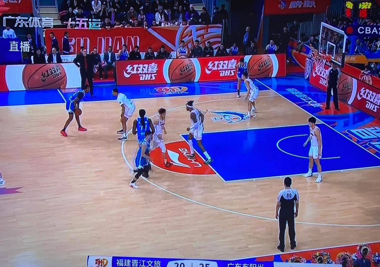 包含篮球比赛突降大雨，球场积水严重影响比赛的词条