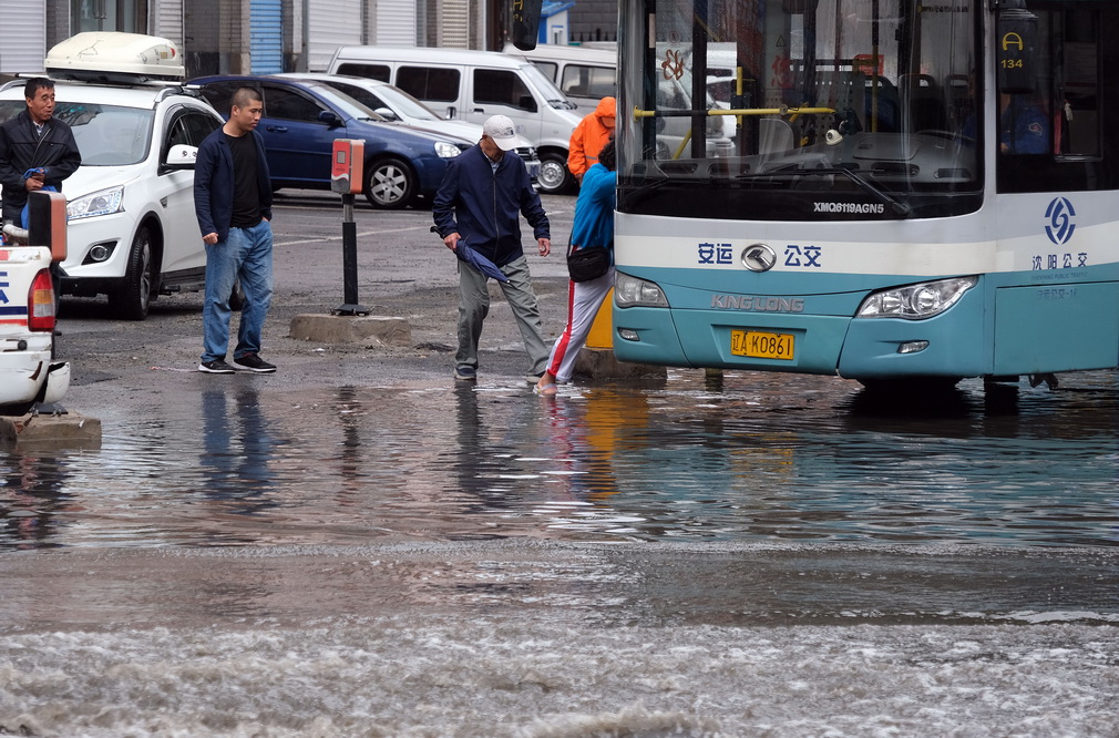 包含篮球比赛突降大雨，球场积水严重影响比赛的词条