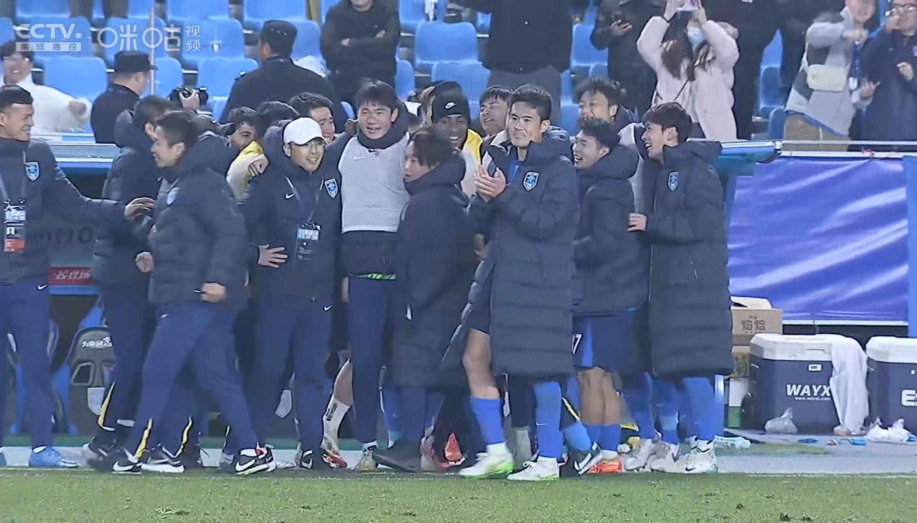 某队在下半场比赛中逆袭战胜对手获得胜利