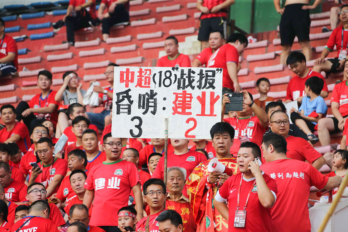 队长受伤入场，球队团结一心向前冲的简单介绍