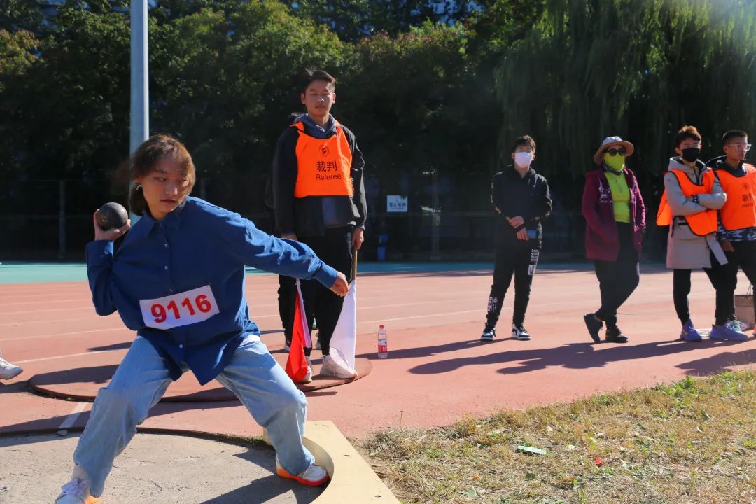 队长受伤入场，球队团结一心向前冲的简单介绍