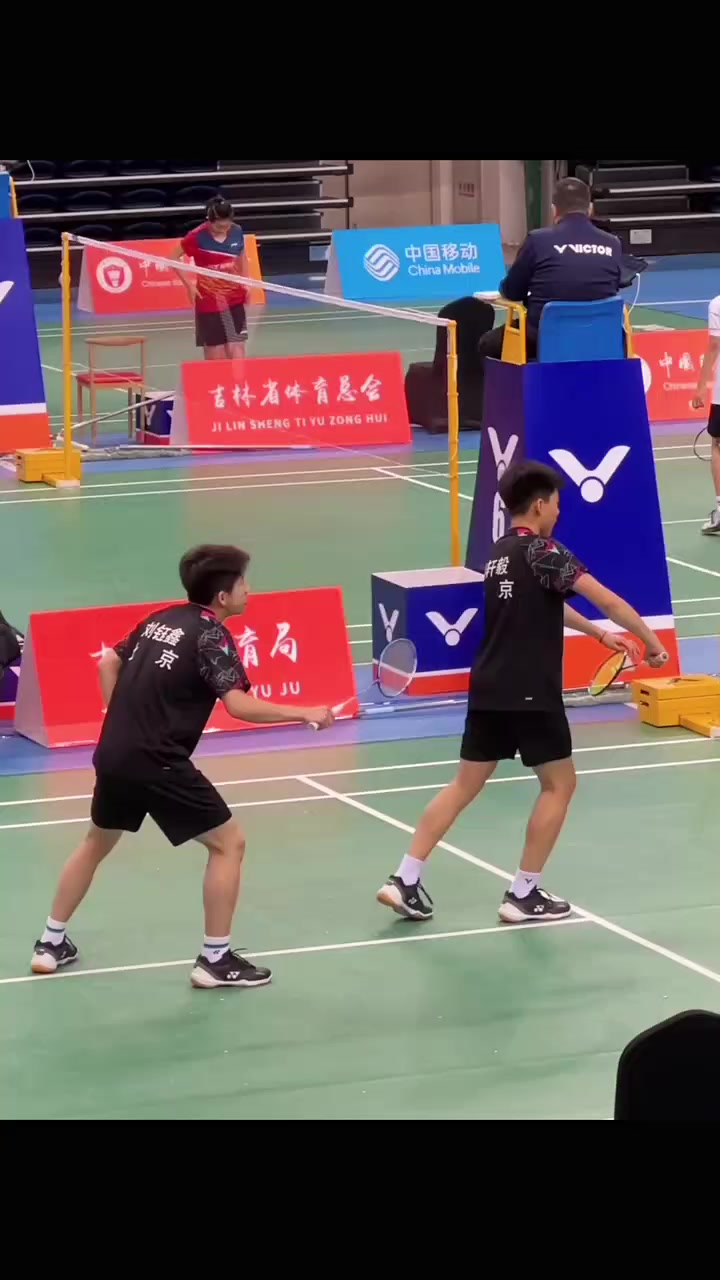 羽毛球双打夺冠争霸，默契配合高超技艺的简单介绍