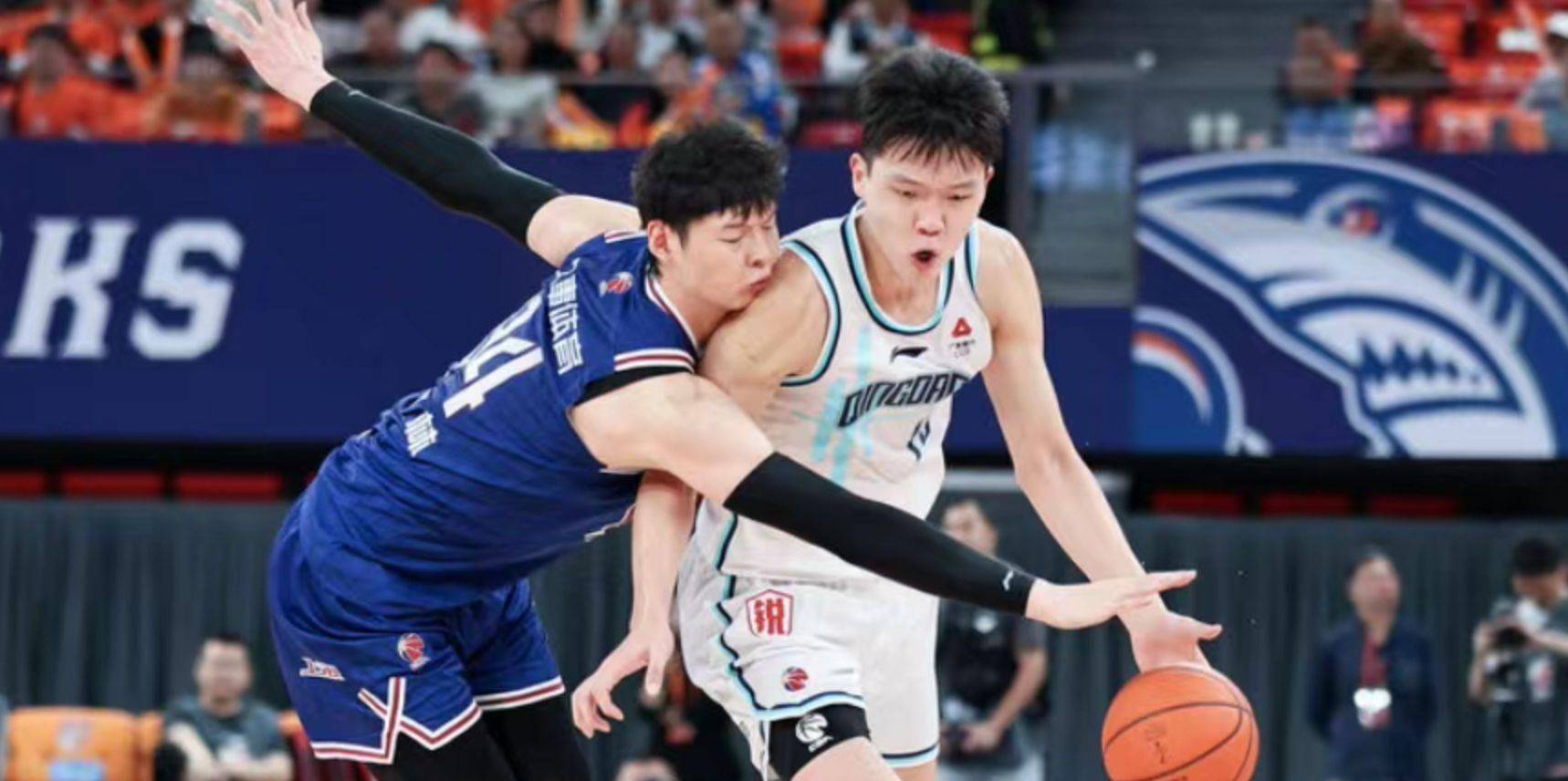 关于曝王哲林三年顶薪续约上海上赛季场均14.8分8篮板的信息