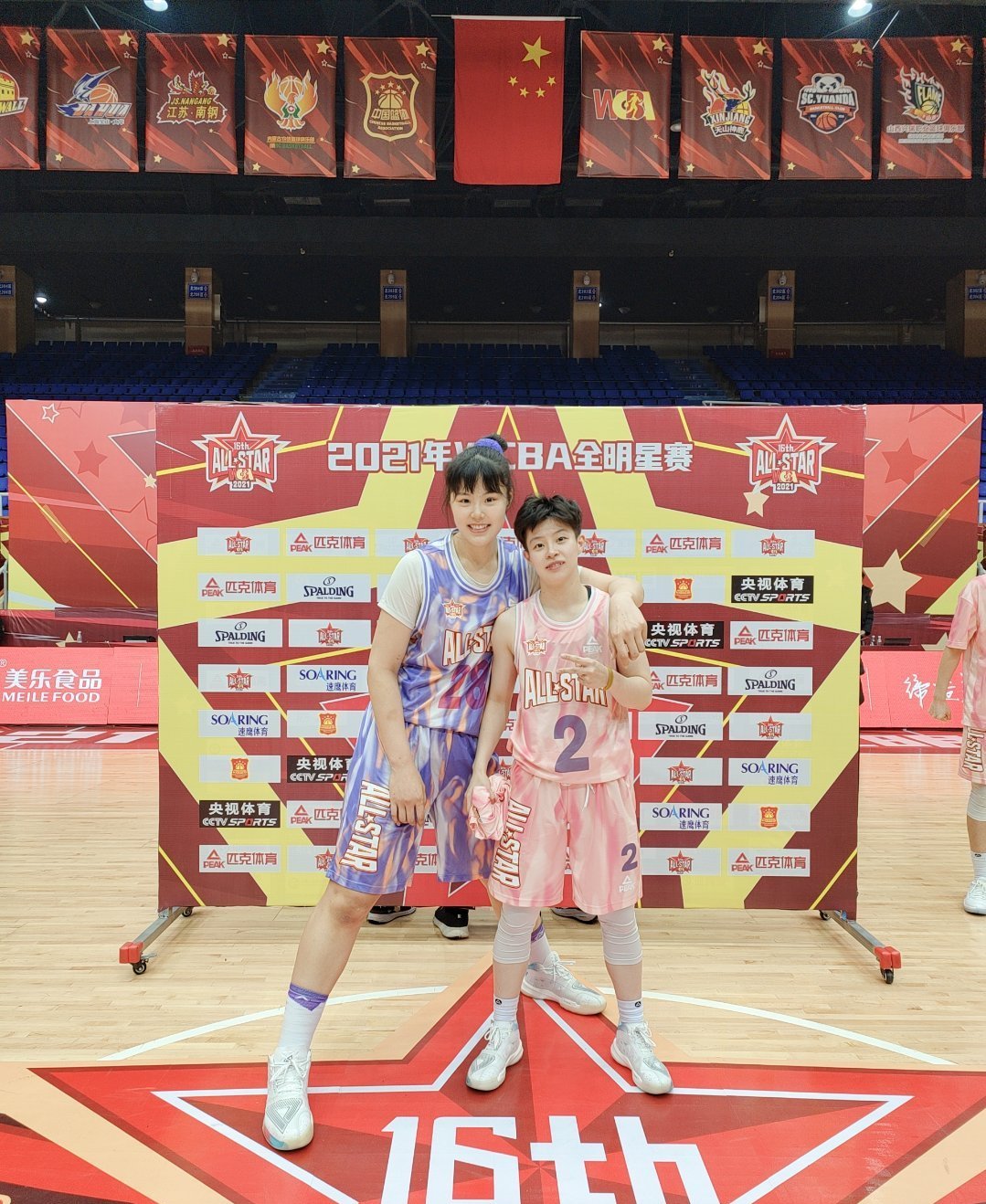 WNBA全明星众球员身着“还钱”T恤表达抗议(wnba全明星赛回放)