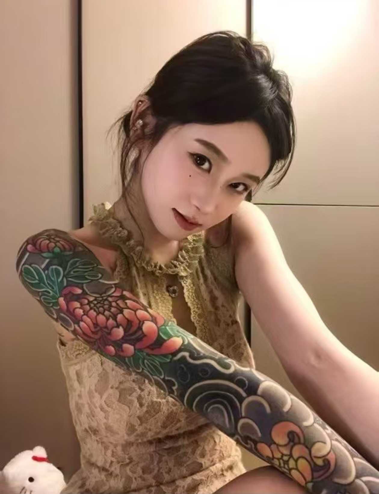 罗德里戈女友秀大花臂，这身材如何？(乔治娜c罗一天做过几次爱)
