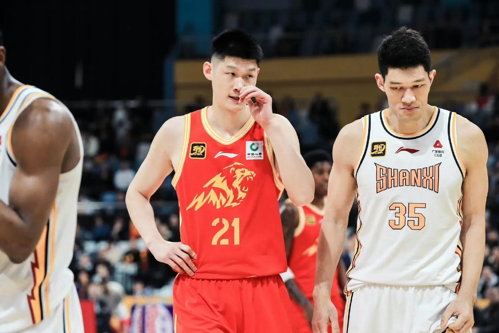 胡金秋是男篮的基本盘，打球踏实稳定(胡金秋打球视频)