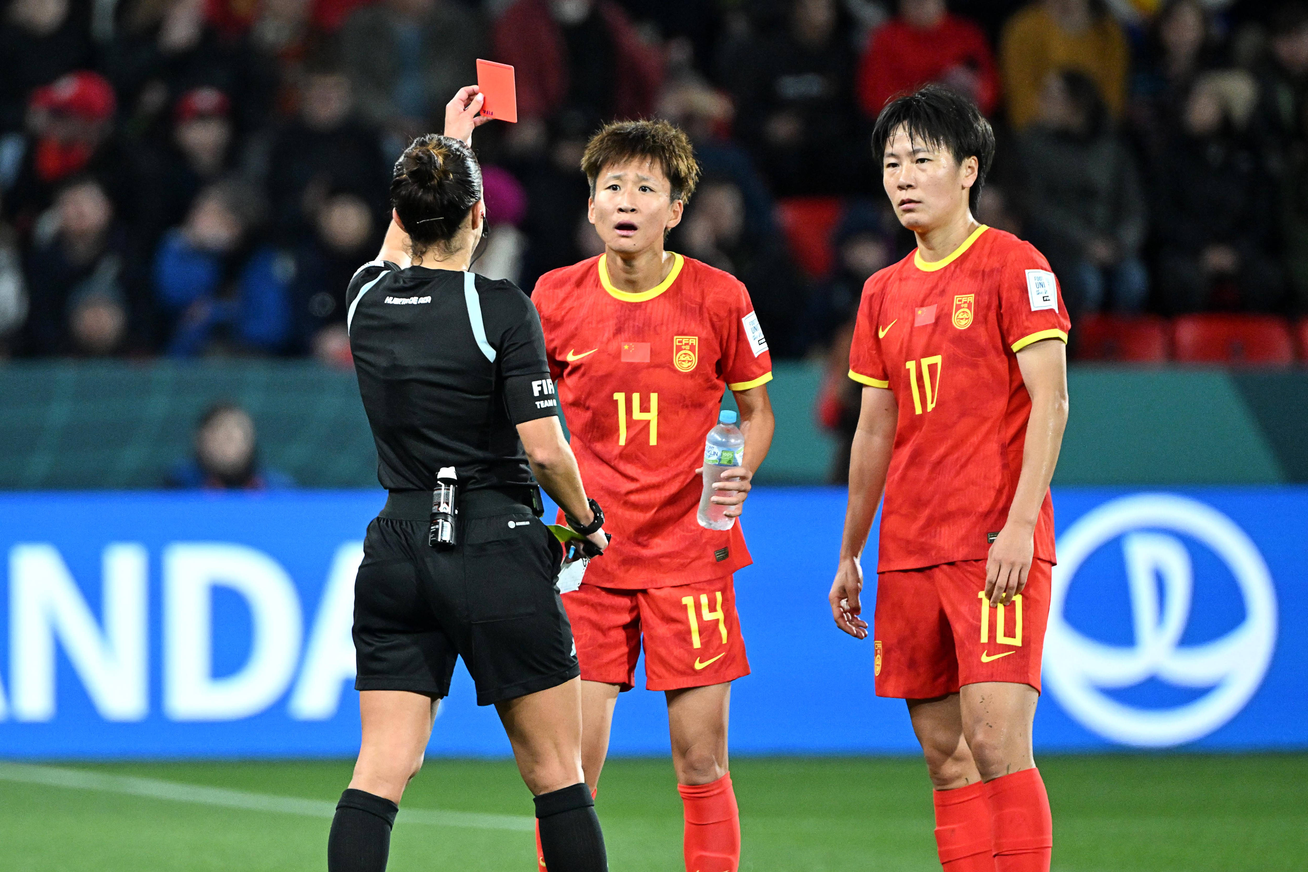 开云体育网页版-女子足球比赛场上，中国队员们燃烧斗志(女子踢足球的中国电影)