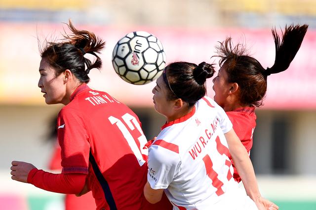 女子足球比赛场上，中国队员们燃烧斗志(女子踢足球的中国电影)